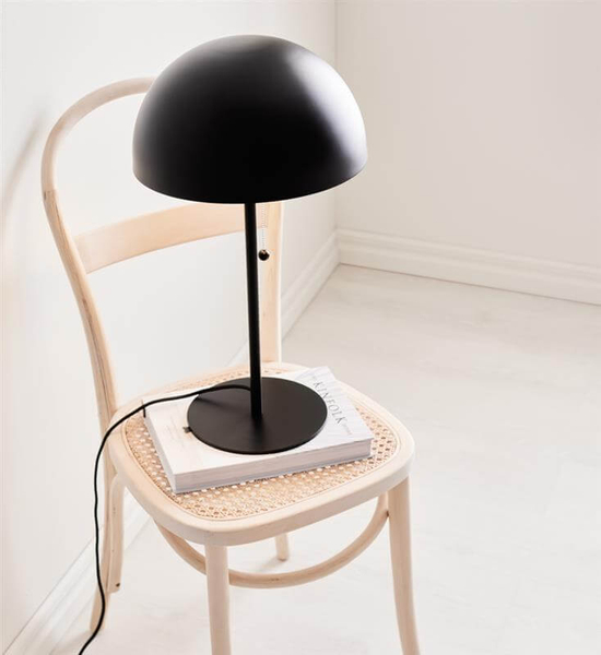 Czarna lampa stojąca Dome nowoczesna na szafkę nocną