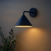 Na wysięgniku lampa przyścienna Capital MLP2484 stożek granatowy