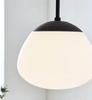 Loftowa lampa wisząca Rise nad kuchenną wyspę czarna biała
