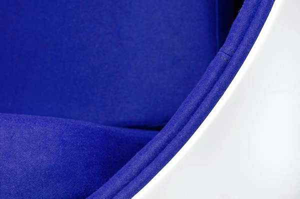 Salonowy fotel stojący Ball z niebieską poduszką biały