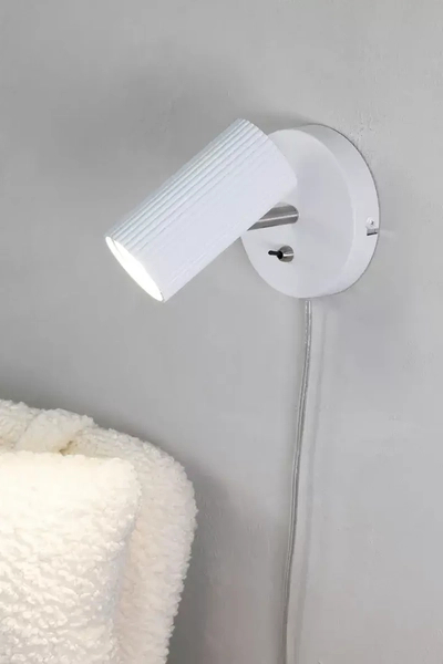 Ruchoma lampa ścienna Costilla biały reflektorek do sypialni