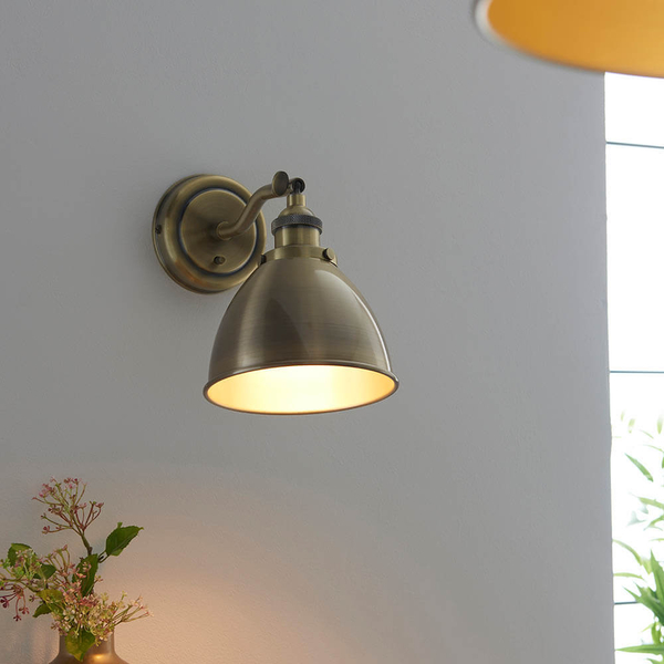 Regulowana lampa ścienna Franklin 98746 retro do czytania mosiądz