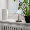 Metalowa lampa sypialniana Colby biała na komodę stojąca