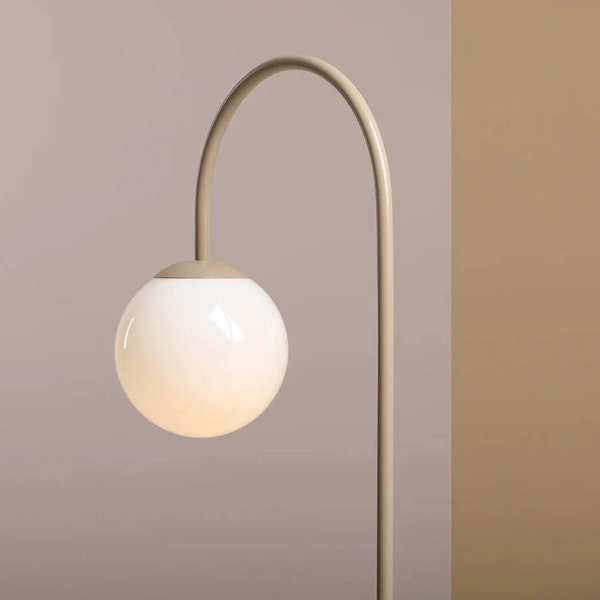 Metalowa lampa stołowa Una 1116B17 Aldex kulista szkło beżowa