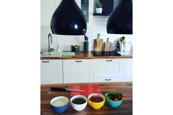 Skandynawska lampa wisząca Soul nad stolik do salonu biała