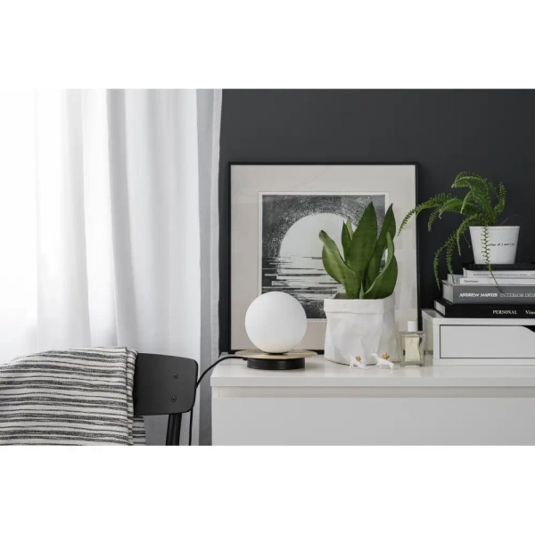 Minimalistyczna lampa na stół Borra B2A122P1 kula z wtyczką biały czarny