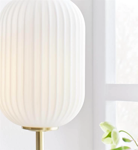 Stylowa lampa stojąca Cava plisowana na komodę mosiądz biała