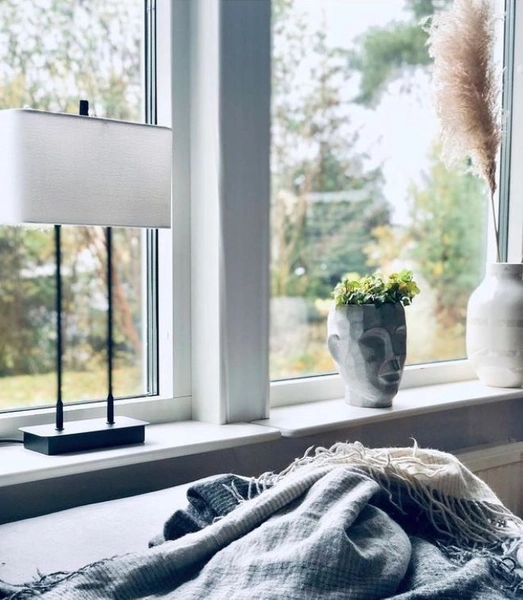 Metalowa lampa stojąca Luton do gabinetu biała czarna