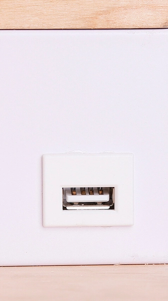 Salonowa lampa ścienna Anet z półką USB LED 4W 4000k biała drewno