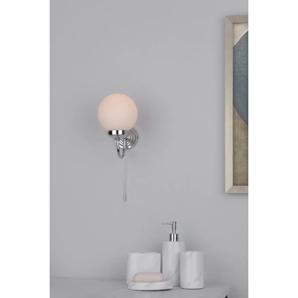 Łazienkowy kinkiet ścienny Barclay BAR0750 szklany kula biała chrom