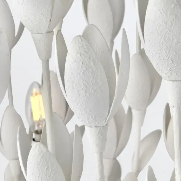 Żyrandol do salonu Flora QN-FLORA10-WHT kwiaty na łańcuchu biały