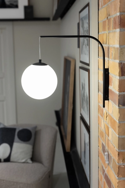 Kinkiet do salonu Dione 108420 Markslojd ball kula kulista biała czarna