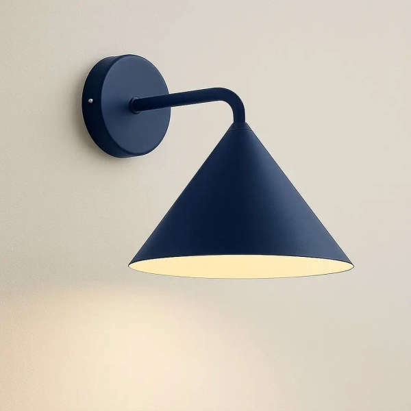 Na wysięgniku lampa przyścienna Capital MLP2484 stożek granatowy