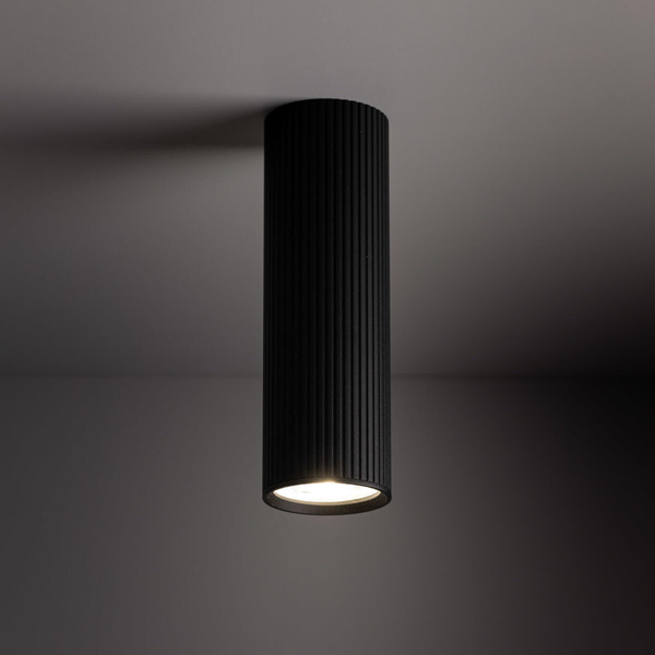 Podłużna lampa nasufitowa Tune 10024 prążkowana do holu czarna