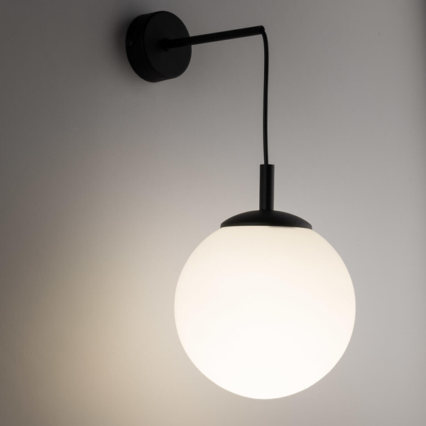 Gabinetowa lampa naścienna Esme 5388 loftowa kula czarna biała