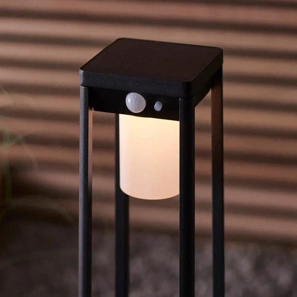 Solarna lampa stojąca do ogrodu Hallam 96930 metalowa IP44 czarna