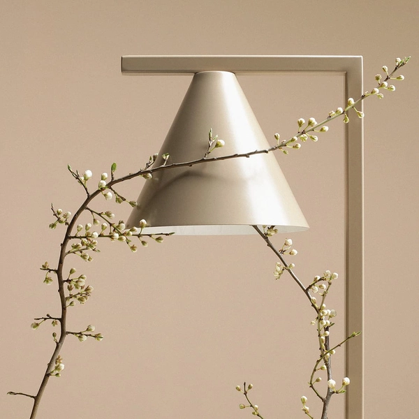 Lampa stojąca do biura Form 1108A17 Aldex stożkowy klosz metalowy beżowa
