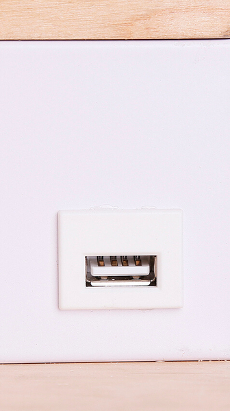 Salonowa lampa ścienna Anet z półką USB LED 4W 4000k biała drewno