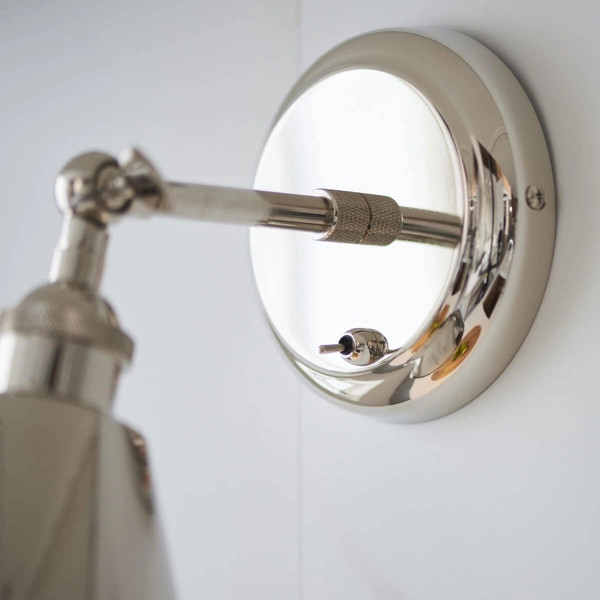 Regulowana lampa ścienna L&-198716 Light& metalowa srebrna