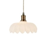 Zwisająca lampa nad blat Kurage 108857 falista mleczny klosz mosiądz