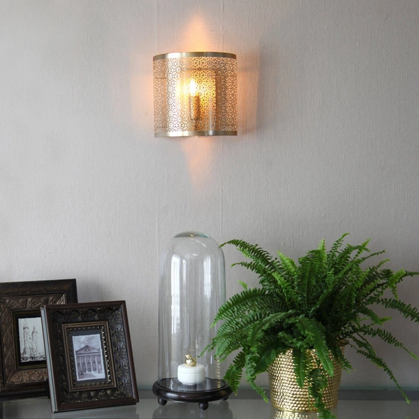 Ażurowy kinkiet do sypialni Hermine mosiężna lampa ścienna