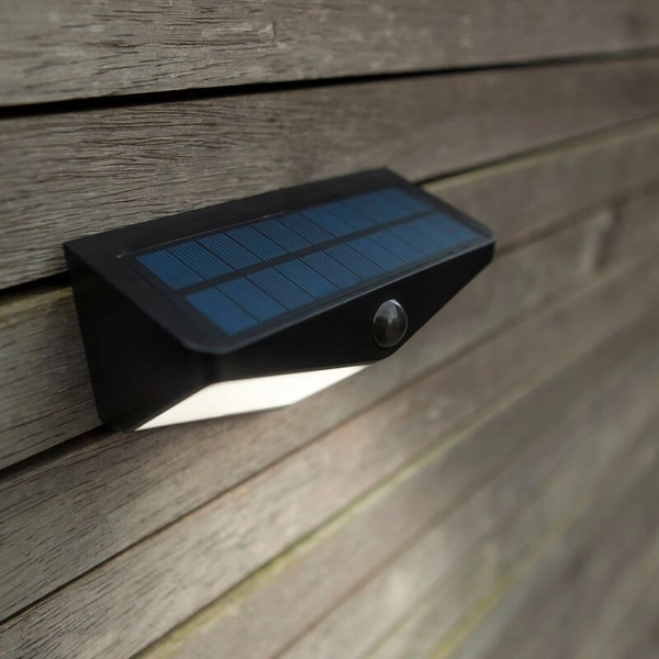 Elewacyjna lampa solarna WINGS 6915101330 LED 3,7W 5000K IP44 czarna