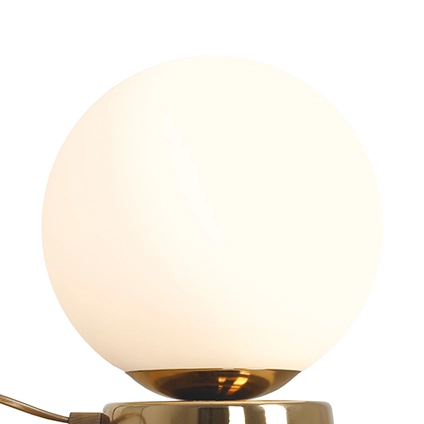 Minimalistyczna lampa stojąca Ball 1076B30_M Aldex kula na komodę złota