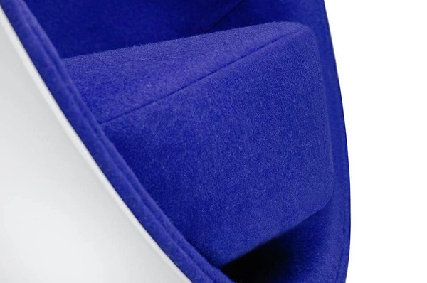 Salonowy fotel stojący Ball z niebieską poduszką biały