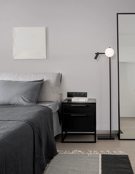 Regulowana lampa podłogowa Ubeda do salonu czarna biała