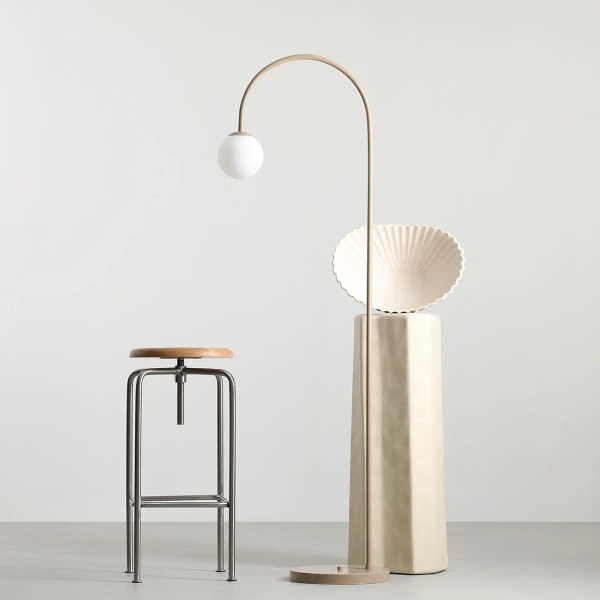 Stojąca lampa podłogowa do salonu UNA 1116A17 Aldex kulista beżowy
