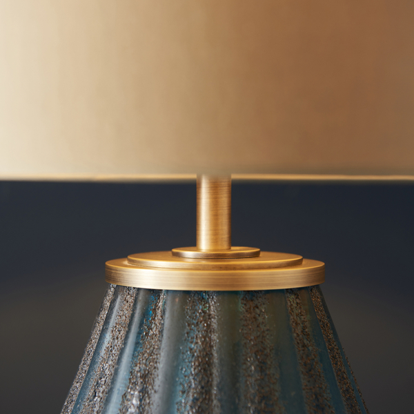 Stołowa lampa L&-193059 Light& szklana z abażurem złota turkusowa