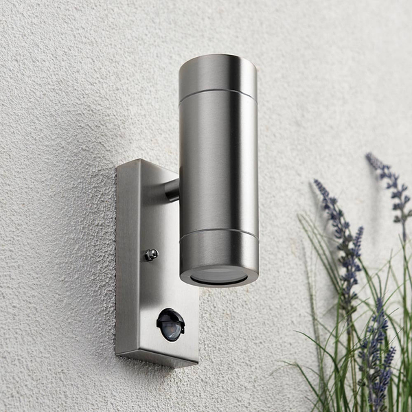 Podłużna lampa ścienna do ogrodu Palin PIR 75430 tubka IP44 srebrna
