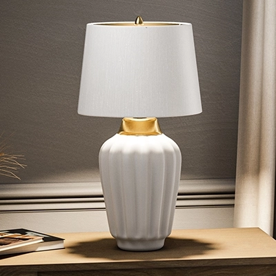 Sypialniana lampa QN-BEXLEY-TL-WBB z abażurem mosiądz biała