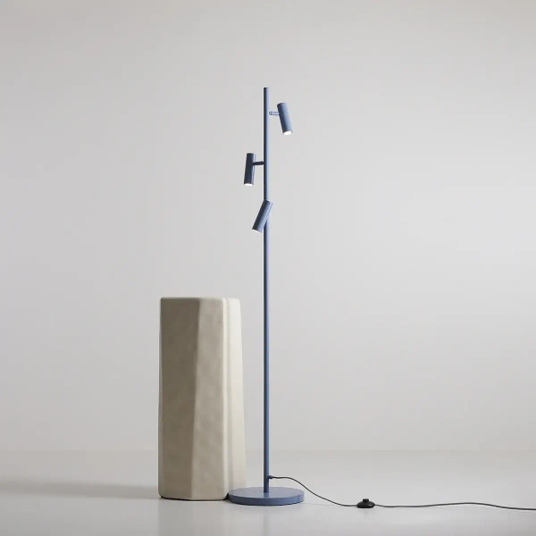 Stojąca lampa do salonu Trevo 1104A16 Aldex regulowana niebieska