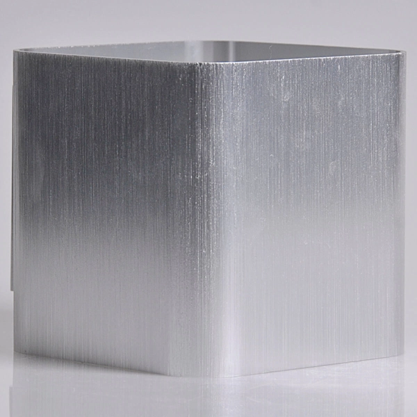 Srebrny kinkiet do sypialni Izar metalowa lampa cube