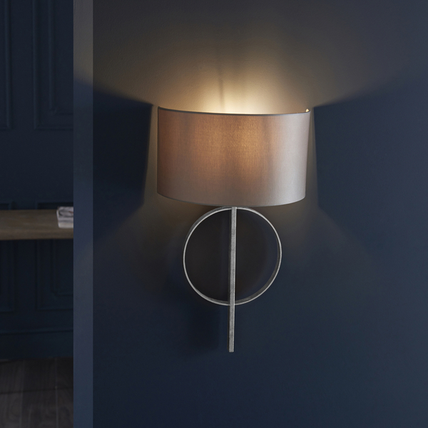 Ścienna lampa abażurowa L&-195214 Light& do salonu antyczna srebrna