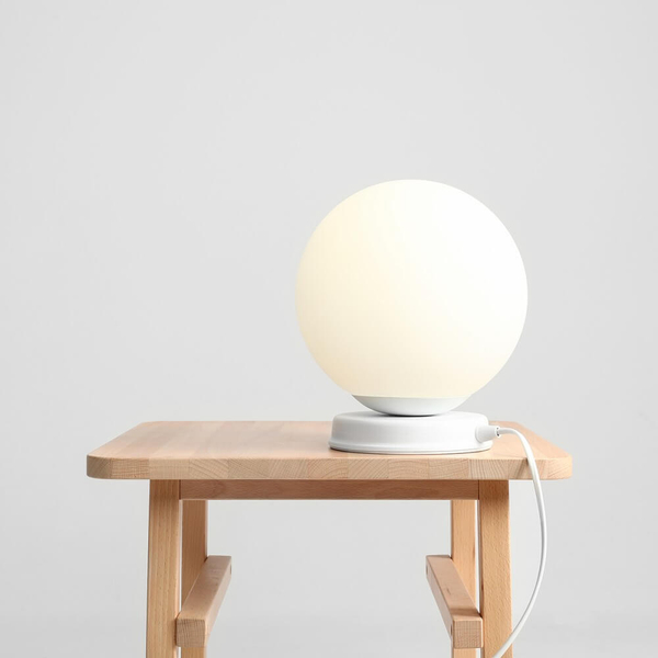 Nocna lampa sypialniana Ball 1076B_M na komodę kulista biała