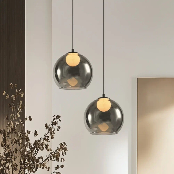 Lampa szklana wisząca nad wyspę Brin 31-38333 ball do sypialni przydymiona