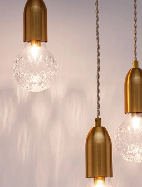 Nowoczesna lampa wisząca Bani kaskada z kryształkami złota