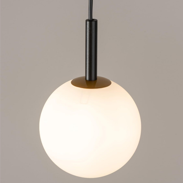 Czarna lampa wisząca Gama mleczna kula do jadalni nad stół