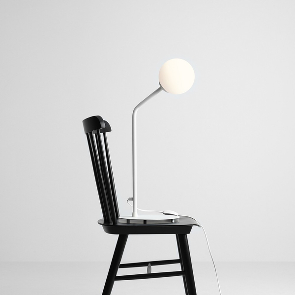 Lampa biurkowa skandynawska PURE 1064B Aldex szklana kula biała
