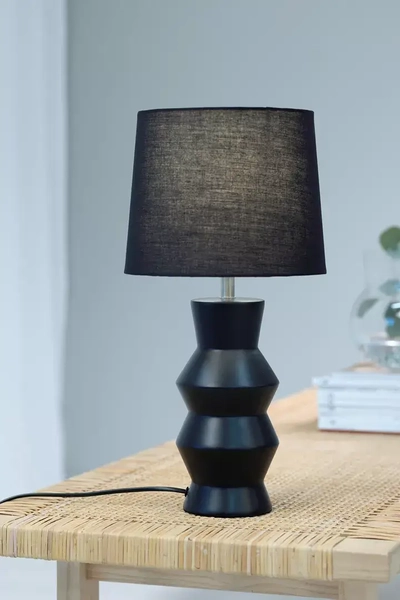 Nowoczesna lampa stojąca Shape ceramiczna czarna na komodę
