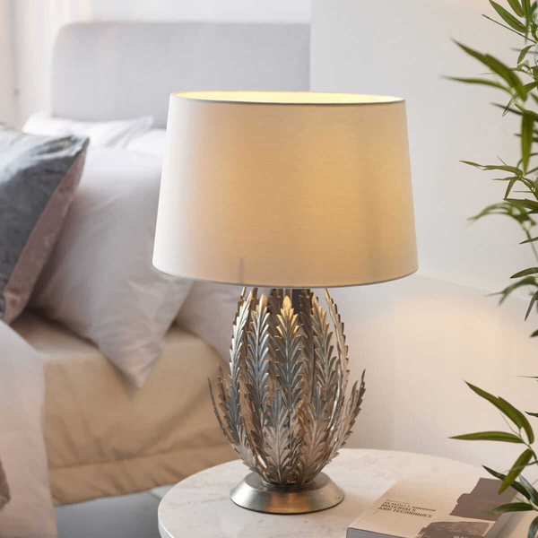 Stojąca lampa stołowa Delphine 98046 do sypialni Endon liść srebrna biała