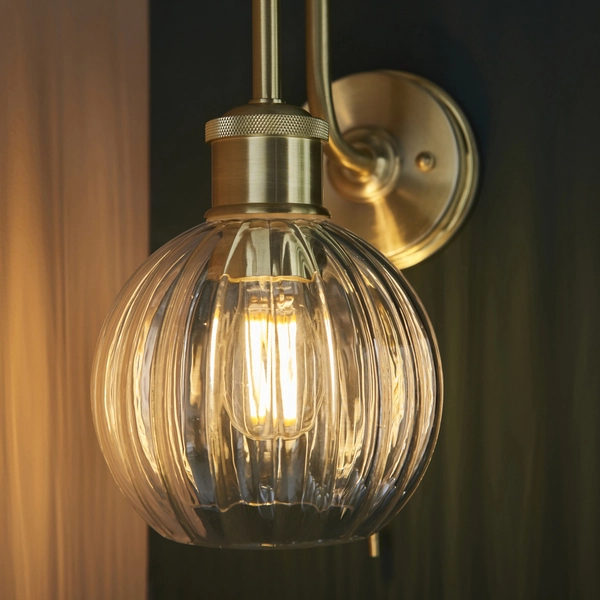 Lampa ścienna szklana kula L&-195507 Light& do czytania IP44 mosiądz
