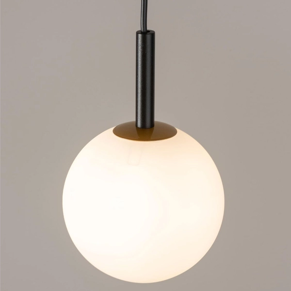 Czarna lampa wisząca Gama mleczna kula do jadalni nad stół