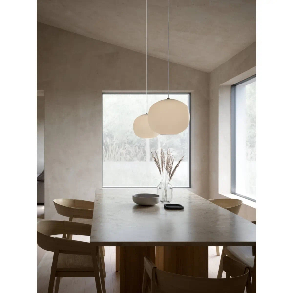 Zwisająca szklana lampa Navone 2220443001 kula szkło opalowe mosiądz