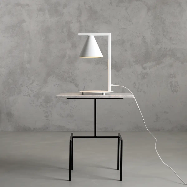 Stołowa lampka na komodę FORM 1108B metalowa z wtyczką biała