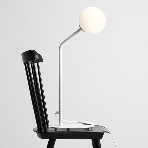 Lampa biurkowa skandynawska PURE 1064B Aldex szklana kula biała