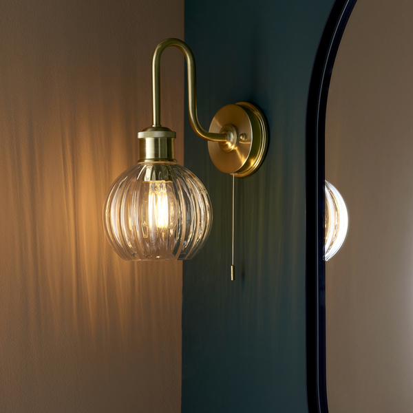 Lampa ścienna szklana kula L&-195507 Light& do czytania IP44 mosiądz