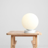 Nocna lampa sypialniana Ball 1076B_M na komodę kulista biała